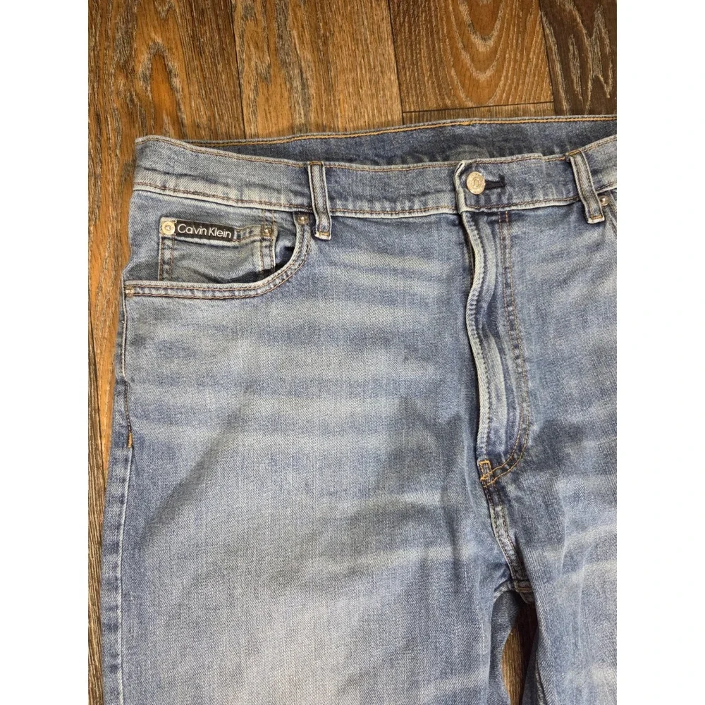 Calvin Klein Relaxed Straight Jeans Mens 38x30 Medium Wash Blue Denim CK Logo